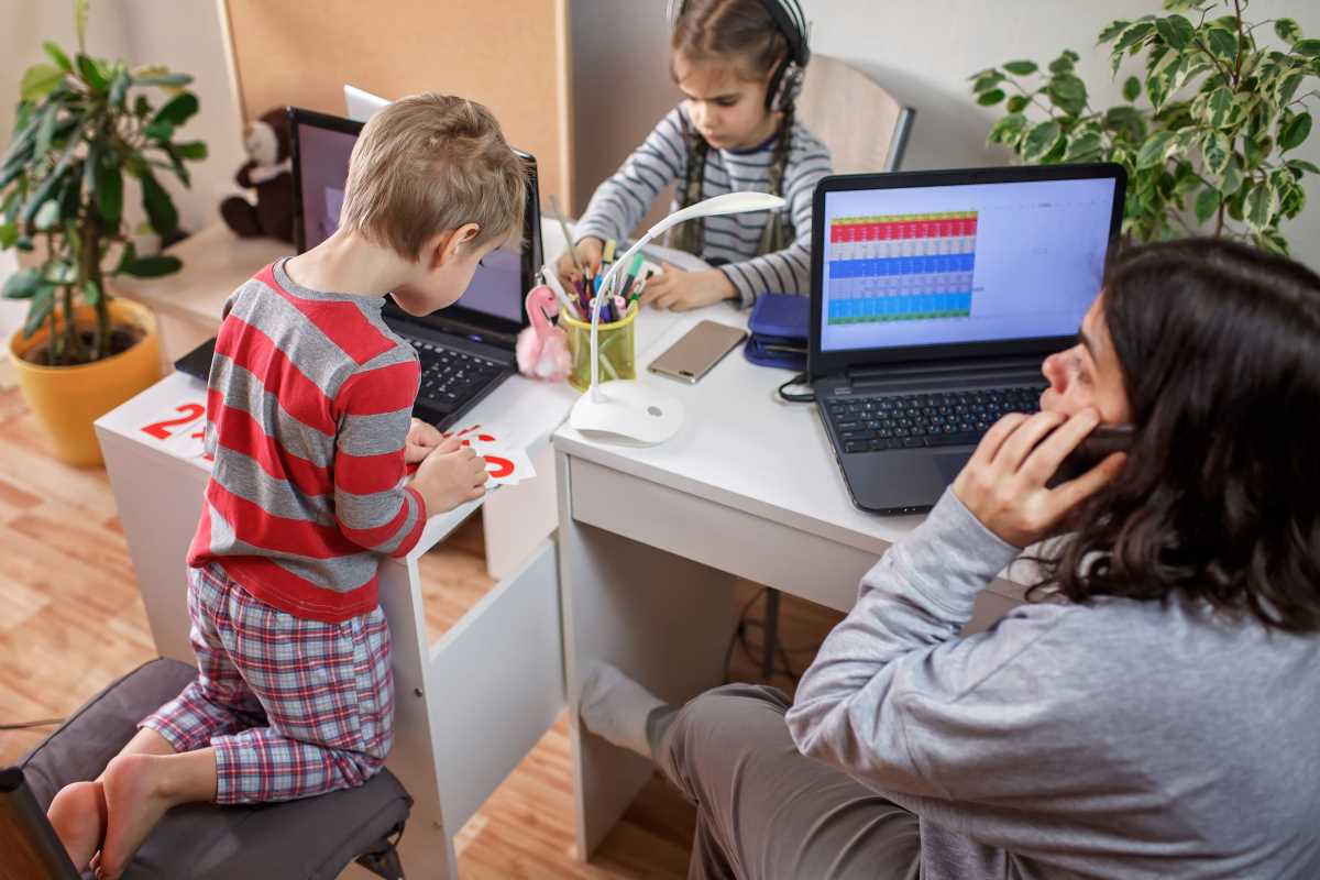 How to Plan a Smooth Home Education Journey While Caring for Elderly Family Members