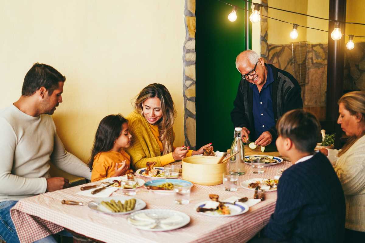 Innovative Ideas for Hosting Family Reunions in Compact Urban Areas